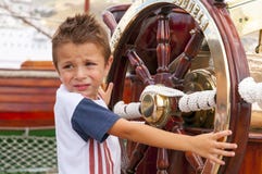 Petit garçon sur le bateau grand Petit garçon sur le bateau grand