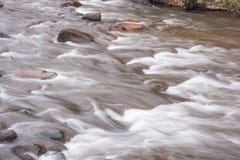 Petit groupe rocheux de rivière débordante un lisse, résumé, modèle apparaissant peint images stock Petit groupe rocheux de rivière débordante un lisse, résumé, modèle apparaissant peint images stock