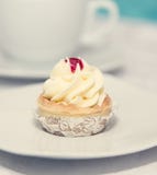 Petit gâteau d'anniversaire de plat Foyer sélectif Image libre de droits Petit gâteau d'anniversaire de plat Foyer sélectif Image libre de droits