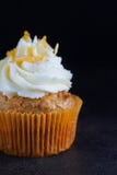 Petit gâteau de carotte sur le fond noir minimalistic, pâtisserie faite main, l'espace de copie, fin images libres de droits Petit gâteau de carotte sur le fond noir minimalistic, pâtisserie faite main, l'espace de copie, fin images libres de droits