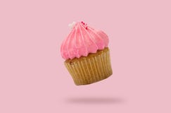Petit gâteau rose de chocolat sur le fond rose photographie stock libre de droits Petit gâteau rose de chocolat sur le fond rose photographie stock libre de droits