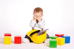 Petit ingénieur avec des jeux de casque avec des cubes photos libres de droits Petit ingénieur avec des jeux de casque avec des cubes photos libres de droits