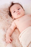 Petit nourrisson mignon de todler de bébé se trouvant sur la couverture images stock Petit nourrisson mignon de todler de bébé se trouvant sur la couverture images stock