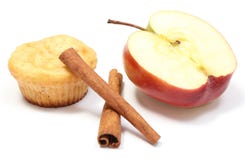 Petit pain cuit au four, pomme fraîche et bâtons de cannelle sur le fond blanc photos libres de droits Petit pain cuit au four, pomme fraîche et bâtons de cannelle sur le fond blanc photos libres de droits