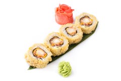Petit pain de sushi frit chaud frais délicieux avec le lard et le fromage Menu de sushi Nourriture japonaise Roulis de sushi d'is Photographie stock libre de droits Petit pain de sushi frit chaud frais délicieux avec le lard et le fromage Menu de sushi Nourriture japonaise Roulis de sushi d'is Photographie stock libre de droits