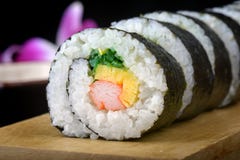 Petit pain de sushi ou maki japonais image stock Petit pain de sushi ou maki japonais image stock