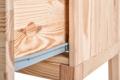 Petite armoire en bois avec le tiroir ouvert sur le fond blanc, plan rapproché images libres de droits Petite armoire en bois avec le tiroir ouvert sur le fond blanc, plan rapproché images libres de droits