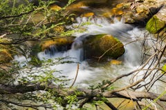 Petite cascade d'isolement sur un courant -2 de montagne photographie stock libre de droits Petite cascade d'isolement sur un courant -2 de montagne photographie stock libre de droits