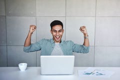 Petite entreprise et concept réussi Jeune homme d'affaires asiatique Glad pour recevoir de bonnes nouvelles image stock Petite entreprise et concept réussi Jeune homme d'affaires asiatique Glad pour recevoir de bonnes nouvelles image stock