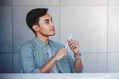 Petite entreprise et propre concept de propriétaire Jeune homme d'affaires asiatique Sitting sur le lieu de travail moderne de gr photos libres de droits Petite entreprise et propre concept de propriétaire Jeune homme d'affaires asiatique Sitting sur le lieu de travail moderne de gr photos libres de droits