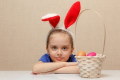 Petite fille avec des oeufs de pâques de panier photo stock Petite fille avec des oeufs de pâques de panier photo stock