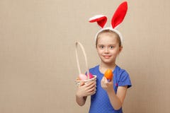 Petite fille avec des oeufs de pâques de panier photos stock Petite fille avec des oeufs de pâques de panier photos stock