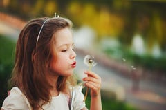 Petite fille avec le pissenlit en parc photos libres de droits Petite fille avec le pissenlit en parc photos libres de droits