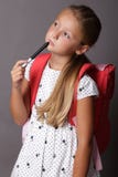 Petite fille avec les verres et le sac à dos images stock Petite fille avec les verres et le sac à dos images stock