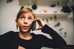 Petite fille ayant un appel téléphonique photos libres de droits Petite fille ayant un appel téléphonique photos libres de droits