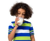 Petite fille buvant un verre de lait image stock Petite fille buvant un verre de lait image stock