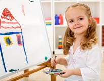 Petite fille d'artiste fière de elle travail images stock Petite fille d'artiste fière de elle travail images stock
