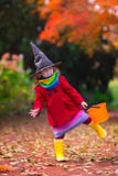 Petite fille dans le costume de sorcière chez Halloween images stock Petite fille dans le costume de sorcière chez Halloween images stock
