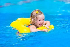 Petite fille dans le regroupement photographie stock libre de droits Petite fille dans le regroupement photographie stock libre de droits