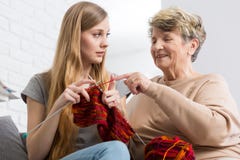 Petite-fille de enseignement de grand-maman comment tricoter images stock Petite-fille de enseignement de grand-maman comment tricoter images stock