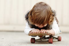 Petite fille de hippie avec le portrait de planche à roulettes image libre de droits Petite fille de hippie avec le portrait de planche à roulettes image libre de droits