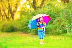 Petite fille douce avec le parapluie photo stock Petite fille douce avec le parapluie photo stock