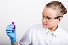 Petite fille en gros plan dans une robe médicale Écolière attentive entreprenant une expérience de chimie à la science élémentair photographie stock Petite fille en gros plan dans une robe médicale Écolière attentive entreprenant une expérience de chimie à la science élémentair photographie stock