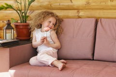Petite fille et fleur rose Images stock Petite fille et fleur rose Images stock