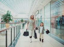 Petite fille heureuse avec sa maman dans le caddie et ses parents appréciant le week-end au grand centre commercial photo stock Petite fille heureuse avec sa maman dans le caddie et ses parents appréciant le week-end au grand centre commercial photo stock