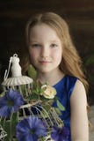 Petite fille heureuse jugeant la cage à oiseaux décorative pleine des fleurs Studio tiré dans l'intérieur de style de la Provence photographie stock Petite fille heureuse jugeant la cage à oiseaux décorative pleine des fleurs Studio tiré dans l'intérieur de style de la Provence photographie stock