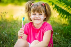 Petite fille heureuse se brossant les dents Concept dentaire d'hygiène image libre de droits Petite fille heureuse se brossant les dents Concept dentaire d'hygiène image libre de droits