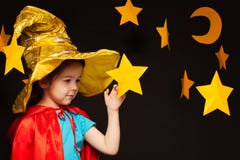 Petite fille jouant l'observateur de ciel avec l'étoile faite main photographie stock libre de droits Petite fille jouant l'observateur de ciel avec l'étoile faite main photographie stock libre de droits