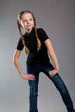 Petite fille mignonne avec des tresses photo libre de droits Petite fille mignonne avec des tresses photo libre de droits