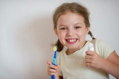 Petite fille mignonne avec des tresses se brossant les dents images libres de droits Petite fille mignonne avec des tresses se brossant les dents images libres de droits