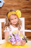 Petite fille mignonne avec les fleurs et le poulet vivant images libres de droits Petite fille mignonne avec les fleurs et le poulet vivant images libres de droits