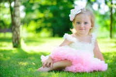 Petite fille mignonne dans le tutu au parc images stock Petite fille mignonne dans le tutu au parc images stock