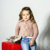 Petite fille mignonne posant dans le studio photos stock Petite fille mignonne posant dans le studio photos stock