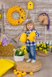 Petite fille mignonne utilisant les jeans rustiques jouant le cache-cache avec un poulet se reposant à une meule de foin Le conce images stock Petite fille mignonne utilisant les jeans rustiques jouant le cache-cache avec un poulet se reposant à une meule de foin Le conce images stock
