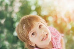 Petite fille, regard, sourire, famille, espoir, joie, portrait, mode de vie, vintage images stock Petite fille, regard, sourire, famille, espoir, joie, portrait, mode de vie, vintage images stock