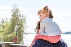Petite fille s'asseyant au papa sur le cou photo libre de droits Petite fille s'asseyant au papa sur le cou photo libre de droits