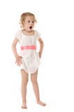 Petite fille stupéfaite restant sur le fond blanc photos stock Petite fille stupéfaite restant sur le fond blanc photos stock