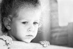 Petite fille triste Série noire et blanche images stock Petite fille triste Série noire et blanche images stock