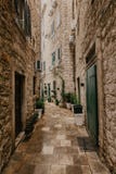 Petite rue dans une vieille ville européenne avec les bas-côtés étroits photographie stock Petite rue dans une vieille ville européenne avec les bas-côtés étroits photographie stock