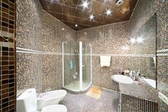 Petite salle de bains avec l'unité de douche photographie stock libre de droits Petite salle de bains avec l'unité de douche photographie stock libre de droits