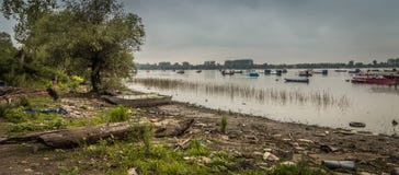 Petits bateaux de pêche avec des cygnes et des canards, effet de HDR images libres de droits Petits bateaux de pêche avec des cygnes et des canards, effet de HDR images libres de droits
