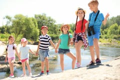 Petits enfants avec des jumelles dehors photographie stock libre de droits Petits enfants avec des jumelles dehors photographie stock libre de droits