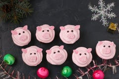 Petits gâteaux roses de porc - les petits gâteaux faits maison décorés de la crème et de la guimauve de protéine ont formé les pi photos stock Petits gâteaux roses de porc - les petits gâteaux faits maison décorés de la crème et de la guimauve de protéine ont formé les pi photos stock