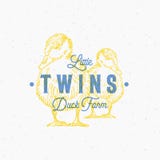 Petits jumeaux Duck Farm Abstract Vector Sign, symbole ou Logo Template Canards tirés par la main Sillhouettes avec rétro illustration stock Petits jumeaux Duck Farm Abstract Vector Sign, symbole ou Logo Template Canards tirés par la main Sillhouettes avec rétro illustration stock
