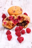 Petits pains cuits au four frais avec du chocolat et des framboises sur le fond en bois, dessert délicieux photo libre de droits Petits pains cuits au four frais avec du chocolat et des framboises sur le fond en bois, dessert délicieux photo libre de droits