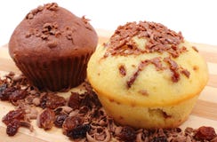 Petits pains cuits au four frais et chocolat râpé sur la planche à découper en bois Images stock Petits pains cuits au four frais et chocolat râpé sur la planche à découper en bois Images stock